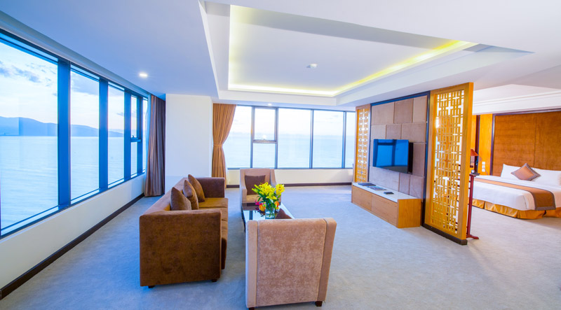 Phòng Grand Suite - phòng lộng lẫy và tinh tế với chiếc giường êm ái đáng kinh ngạc, với diện tích lớn bao gồm phòng khách sang trọng.